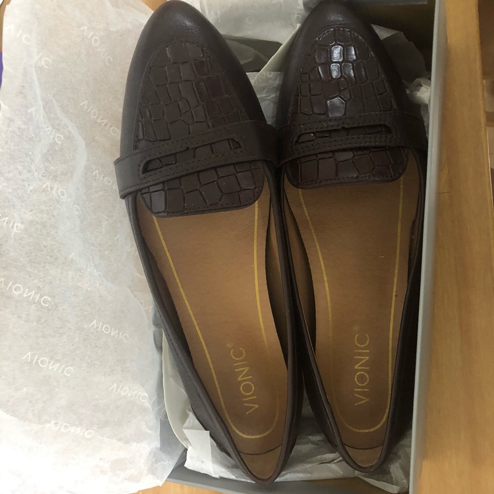 Authentic Vionic Savannah wine flats size 7.5